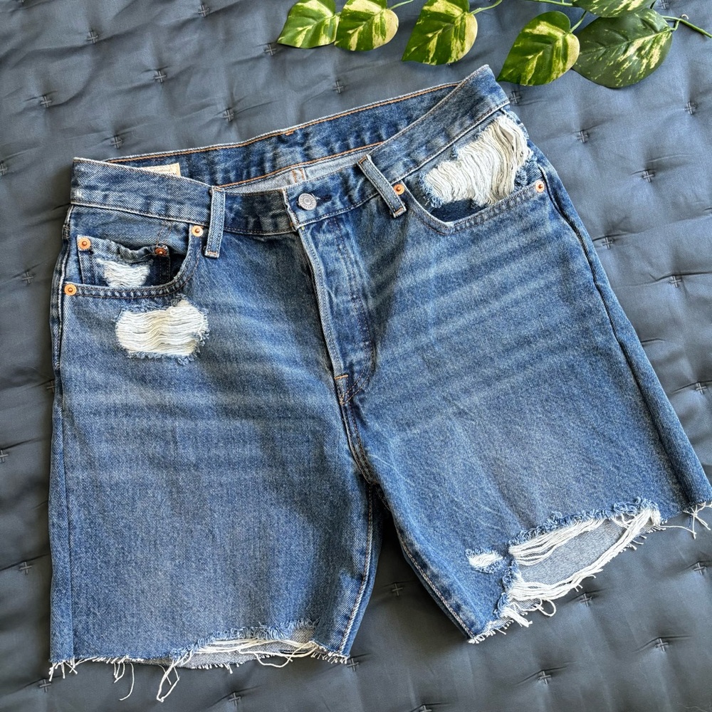 Levi’s | Women’s Distressed 501 Denim Shorts 29